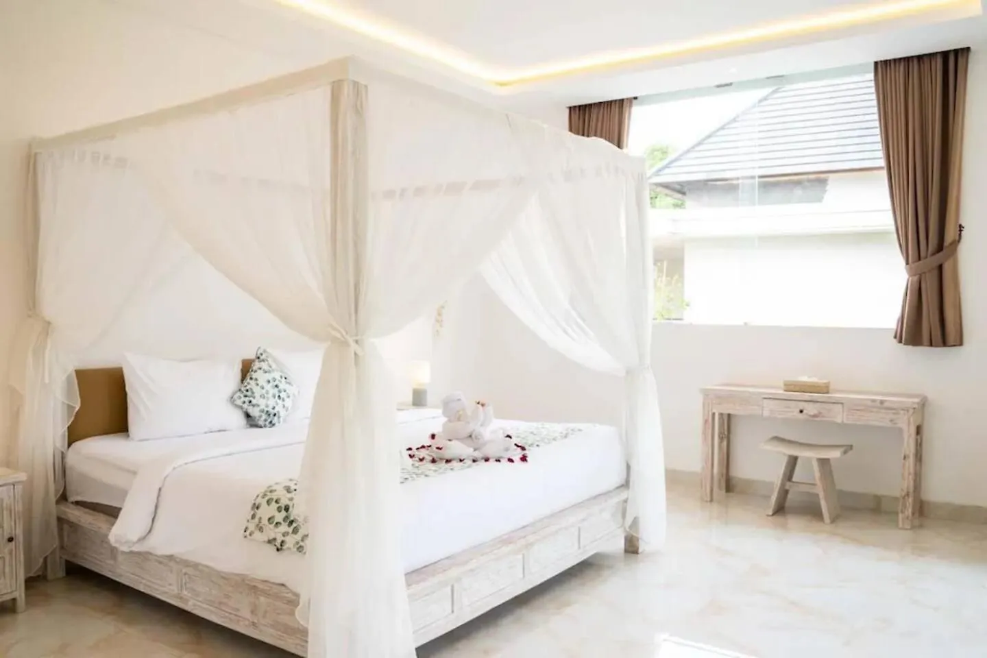 Fantastic 3 Bed Villa, Walk To Beach, Sunny Pool سمينياك