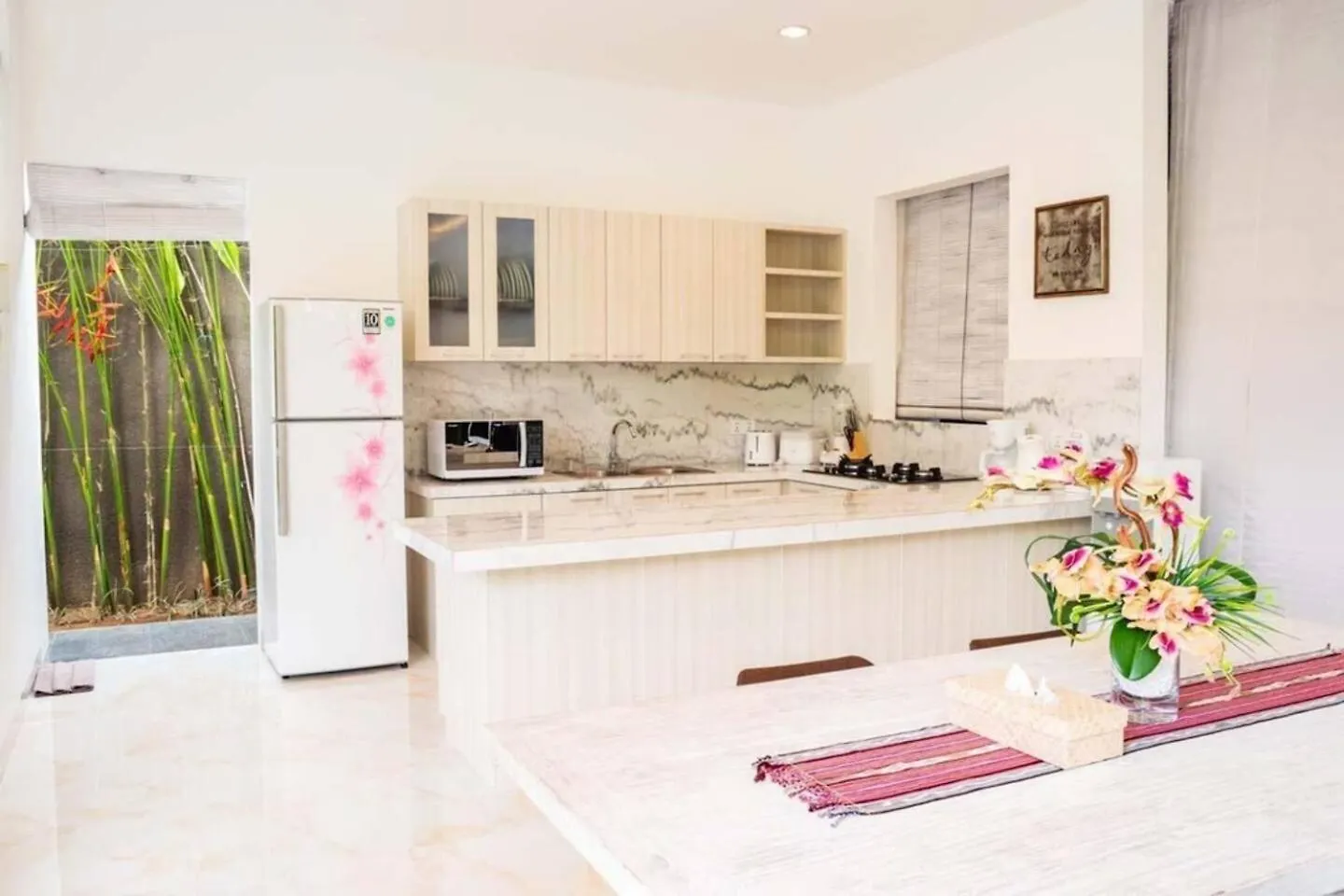 Fantastic 3 Bed Villa, Walk To Beach, Sunny Pool سمينياك إندونيسيا