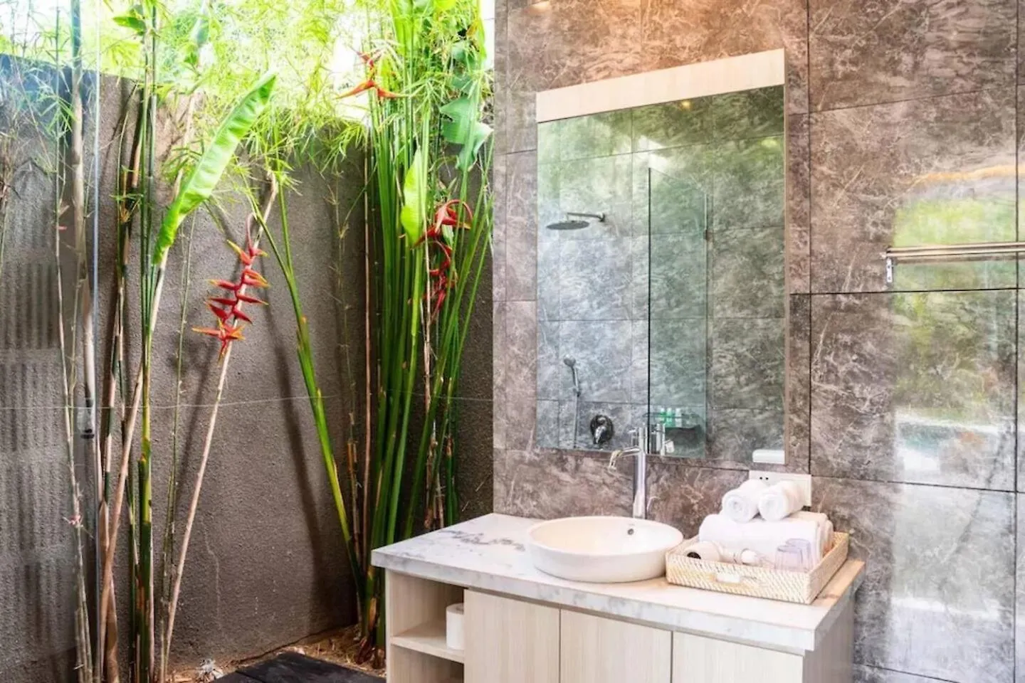 Fantastic 3 Bed Villa, Walk To Beach, Sunny Pool Seminyak