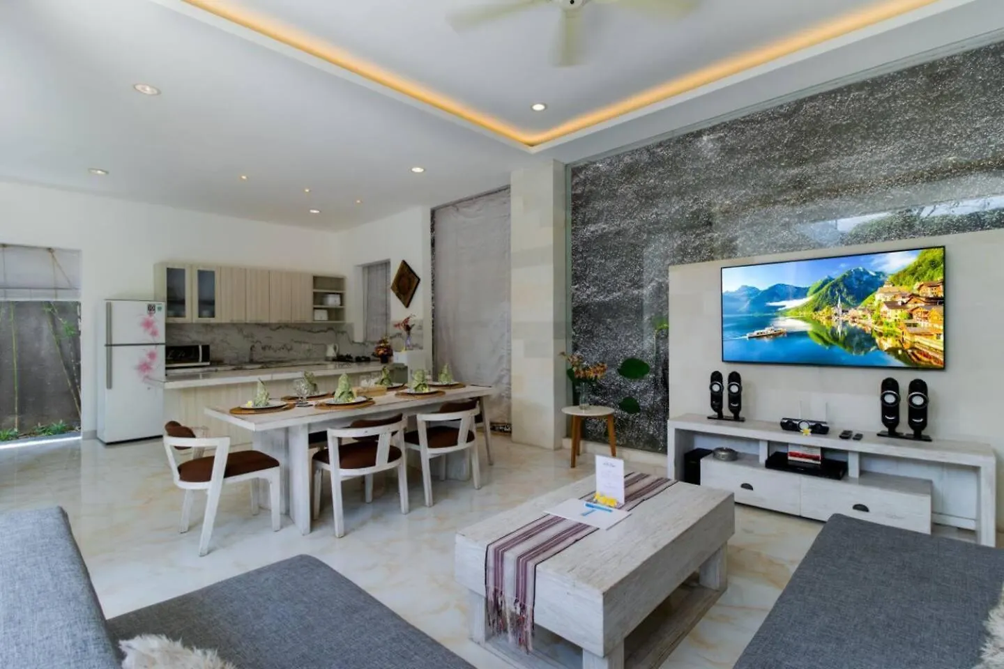Fantastic 3 Bed Villa, Walk To Beach, Sunny Pool Seminyak