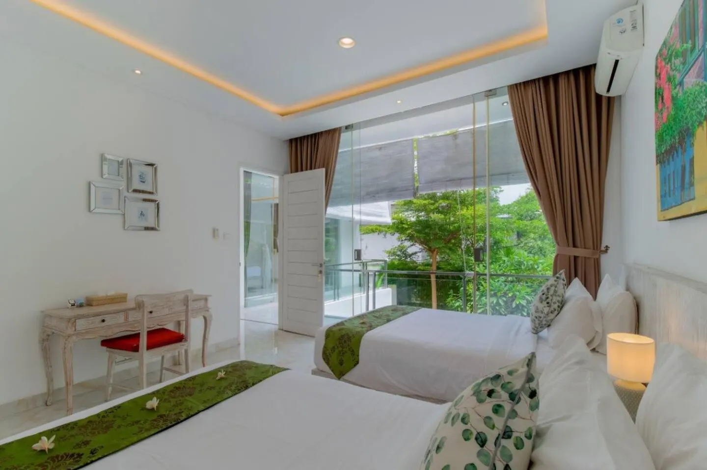 Fantastic 3 Bed Villa, Walk To Beach, Sunny Pool Seminyak Villa