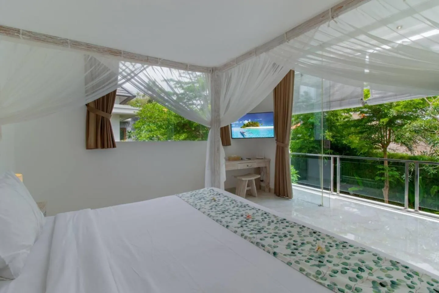 Fantastic 3 Bed Villa, Walk To Beach, Sunny Pool Seminyak Villa