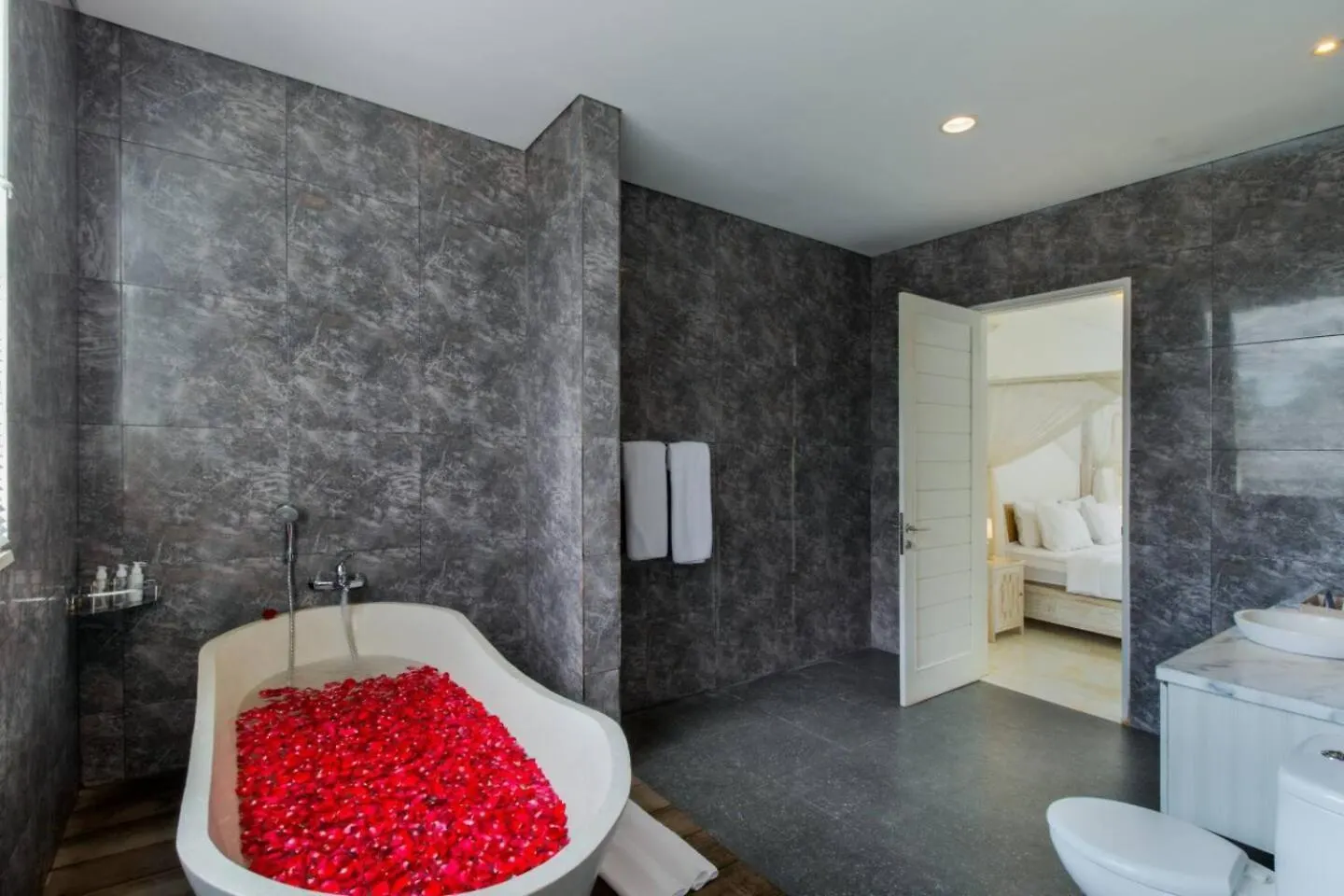 Villa Fantastic 3 Bed Villa, Walk To Beach, Sunny Pool Seminyak